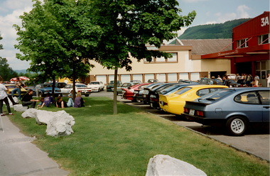 Volle Parkpltze vor der Oldtimer Galerie
Full car park in front of the Oldtimer Gallery
Places de parking pleines devant la galerie de voitures anciennes